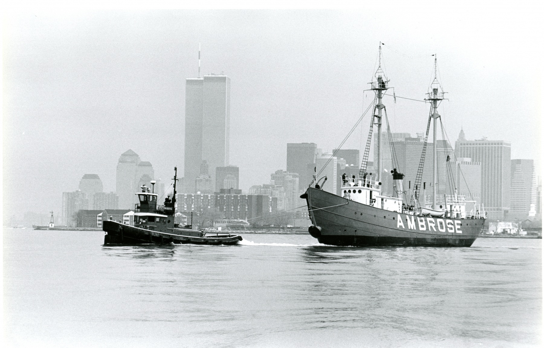 Tugboat Spuyten Duyvil towing lightship Ambrose, 1989